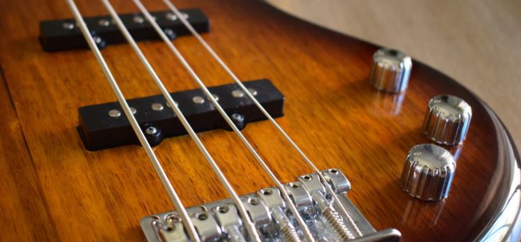 Roundwound vs Flatwound – Strings 101